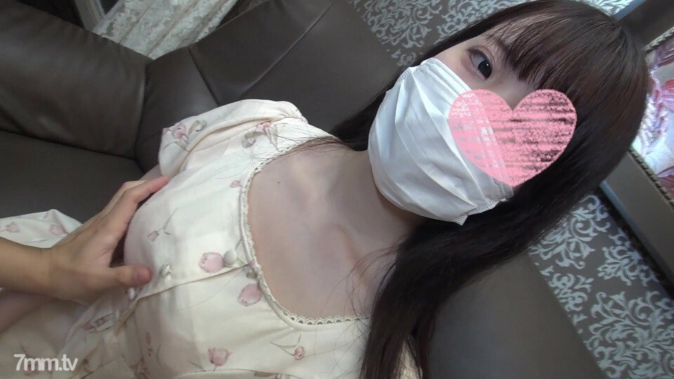 FC2PPV-1462524-A 彼女は恥ずかしそうに顔を出していますが、あなたに見えるように服を開く準備ができています。